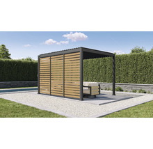 Moderne, helle Gartenanlage mit anthrazitfarbener Pergola aus Aluminium, verstellbarem Lamellendach und Schiebewänden mit Holzlamellen.