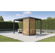 Moderne Pergola aus anthrazitfarbenem Aluminium mit Lamellendach und hölzernen Sichtschutzelementen auf einer Kiesterrasse im Garten.