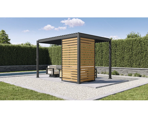 Moderne Pergola aus anthrazitfarbenem Aluminium mit Lamellendach und hölzernen Sichtschutzelementen auf einer Kiesterrasse im Garten.