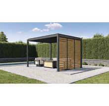 Moderne Pergola aus Aluminium mit Lamellendach und hölzernem Sichtschutz im Garten, inklusive Lounge-Möbeln und Pool im Hintergrund.