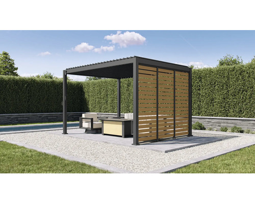 Moderne Pergola aus Aluminium mit Lamellendach und hölzernem Sichtschutz im Garten, inklusive Lounge-Möbeln und Pool im Hintergrund.