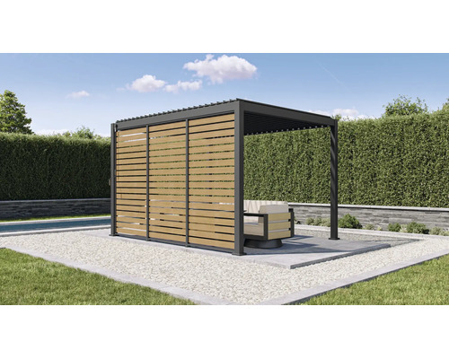 Moderne Pergola mit Metallrahmen, Lamellendach und Seitenwand aus Holzlamellen in einem Garten mit Pool und Lounge-Sessel.