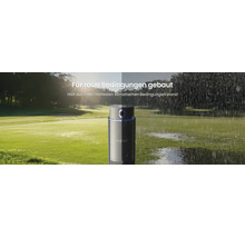 Tondeuse robot Aiper résistante aux intempéries sur une pelouse, représentée en comparaison par temps ensoleillé et forte pluie.