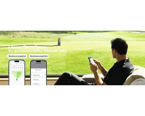Un homme contrôle un système d'arrosage IrriSense via une application pour smartphone, tandis qu'un arroseur de pelouse arrose le jardin.