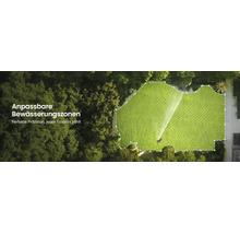 Vue aérienne d'un jardin avec un arroseur de pelouse arrosant une zone d'irrigation personnalisable sur la pelouse verte.
