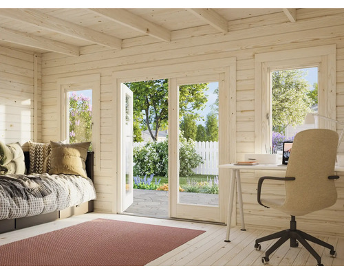 Innenansicht eines hellen Gartenhauses aus Holz mit Arbeitsplatz, Tagesbett und Glastüren zum Garten.