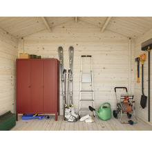 Innenraum eines hellen, organisierten Gartenhauses aus Holz mit Schrank, Leiter, Schlauchwagen, Skiern und Gartenwerkzeugen an der Wand.