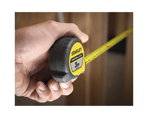 Mètre ruban Stanley Control-Lock de 3 mètres, tenu dans une main.