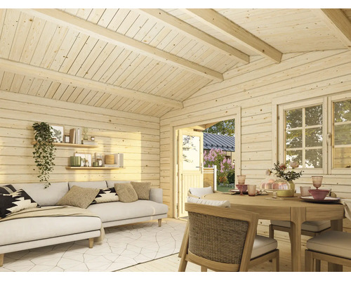 Vue intérieure d un abri de jardin en bois clair avec un coin salon, un canapé, une table à manger et vue sur le jardin.