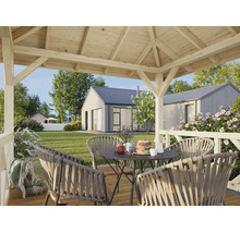Moderner Holzpavillon mit einer Sitzgruppe aus Seilgeflecht-Stühlen auf einer Holzterrasse mit Blick in den sonnigen Garten und auf Wohnhäuser.