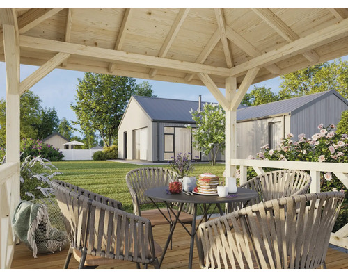 Moderner Holzpavillon mit einer Sitzgruppe aus Seilgeflecht-Stühlen auf einer Holzterrasse mit Blick in den sonnigen Garten und auf Wohnhäuser.