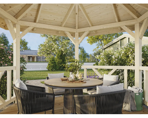 Pavillon de jardin moderne en bois clair avec table ronde et chaises tressées sombres dans un jardin lumineux et soigné.