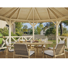 Holz-Gartenpavillon mit einer Sitzgruppe aus einem runden Holztisch und geflochtenen Stühlen in einem hellen, weitläufigen Garten.