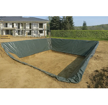 Construction d'un bassin de jardin avec une bâche de bassin dans une fosse creusée sur un chantier.