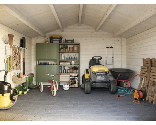 Geräumiges, organisiertes Gartenhaus aus Holz mit Aufsitzmäher, Regalen, Gartengeräten und Pflasterboden.