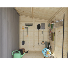 Ordentlich organisiertes Gartenhaus aus Holz mit Wandhalterung für Gartenwerkzeuge wie Schaufeln und Rechen sowie Gießkanne und Schlauchwagen.