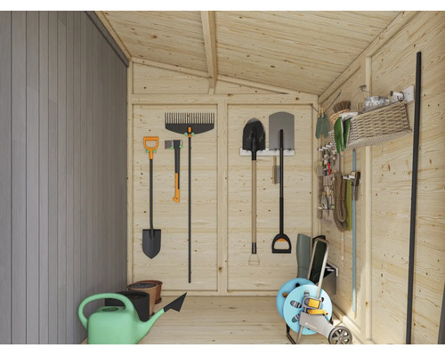 Ordentlich organisiertes Gartenhaus aus Holz mit Wandhalterung für Gartenwerkzeuge wie Schaufeln und Rechen sowie Gießkanne und Schlauchwagen.