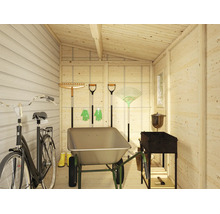 Innenansicht eines Holzgartenhauses mit Fahrrad Schubkarre Gartengeräten und einem Grill zur organisierten Aufbewahrung von Gartenutensilien