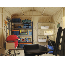 Aménagement d'un abri de jardin en bois avec étagères, outils, bacs de rangement, barbecue et brouette pour un rangement organisé.