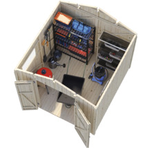 Holzgerätehaus mit Doppeltür, Innenansicht von oben mit Regalsystem, Schubkarre, Gartengeräten und Staubsauger, ideal zur organisierten Lagerung.