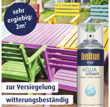 Belton Free Aqua Colours Klarlack Spraydose vor bunten Holzgartenmöbeln zur witterungsbeständigen Versiegelung mit zwei Quadratmeter Ergiebigkeit.