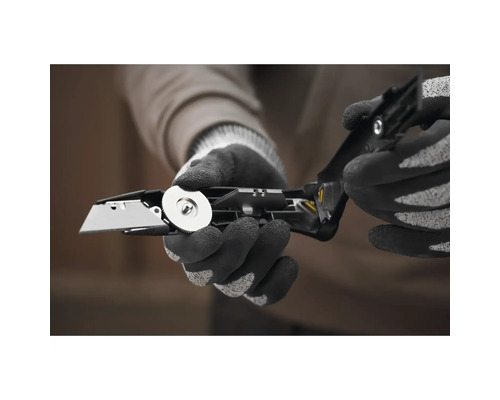 Personne avec des gants ouvrant un couteau pliant avec une lame interchangeable