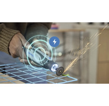 Outil multifonction Dremel coupant une grille en métal avec projection d'étincelles et symbole électrique