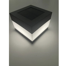 Lampe solaire carrée pour montage sur poteau avec diffuseur lumineux et panneau solaire intégré sur le dessus
