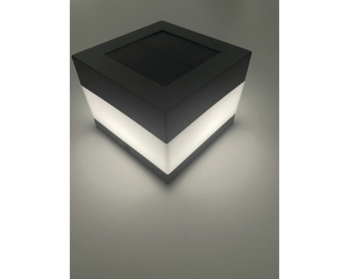 Lampe solaire carrée pour montage sur poteau avec diffuseur lumineux et panneau solaire intégré sur le dessus