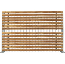 Sichtschutzelement aus Holzlatten kombiniert mit einem Metallgitter als dekorativer Garten- oder Sichtschutzzaun.