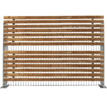 Holz Sichtschutzelement als Kombination aus Holzlattung und Drahtgitterzaun zur Gartenbegrenzung.