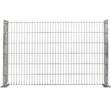 Stabmattenzaun aus verzinktem Stahl mit zwei Pfosten zur Gartenbegrenzung.
