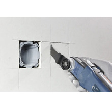Outil multifonction découpant une ouverture pour une boîte d encastrement dans une cloison sèche.
