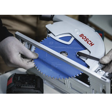 Une scie circulaire sans fil Bosch avec une lame de scie Expert Laminated Panel est montée par une personne portant des gants de travail.