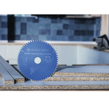 Lame de scie circulaire Bosch Expert Laminated Panel cordless sur des panneaux de bois revêtus dans un atelier.