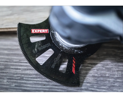 Lame de scie segment Bosch Expert Starlock sur un outil multifonction pour bois et métal