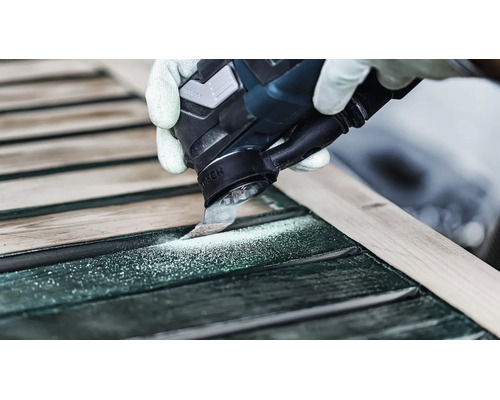 Bosch Multifunktionswerkzeug schleift Holzlatten einer Gartenbank ab