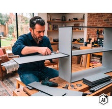 Un homme assemble une étagère en bois dans un atelier à l'aide d'un tournevis et d'une perceuse sans fil. (Image AI modified or generated)