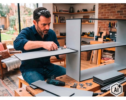 Un homme assemble une étagère en bois dans un atelier à l'aide d'un tournevis et d'une perceuse sans fil. (Image AI modified or generated)
