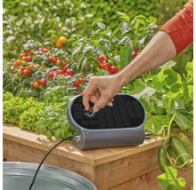 Programmateur d'arrosage Gardena pour potagers surélevés avec panneau solaire et bouton rotatif pour une utilisation facile au jardin.