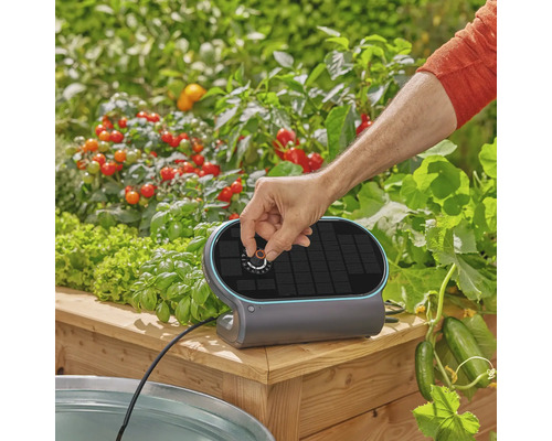 Programmateur d'arrosage Gardena pour potagers surélevés avec panneau solaire et bouton rotatif pour une utilisation facile au jardin.