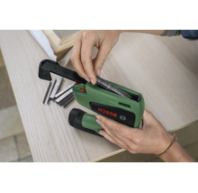 Eine Person legt Metallklammern in das Magazin eines elektrischen Bosch Tackergeräts ein.