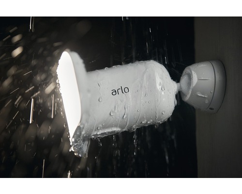 Arlo Logo auf einer unter Wasser stehenden Sicherheitsleuchte