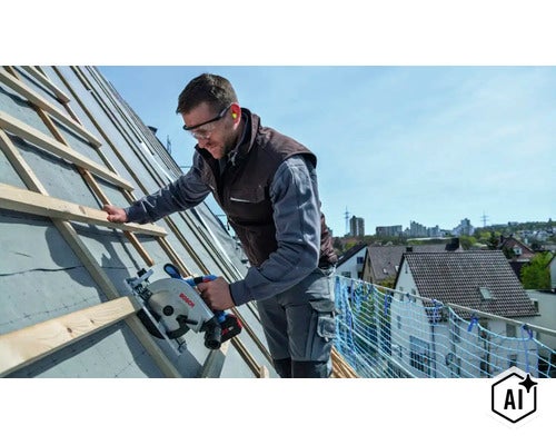 Handwerker mit Bosch Akku Handkreissäge bei der Montage von Dachlatten auf einer Baustelle unter freiem Himmel. (Image AI modified or generated)