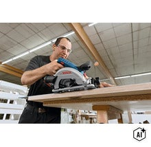Handwerker mit Schutzbrille nutzt eine Bosch Handkreissäge zum Zuschneiden einer Holzplatte in einer Werkstatt. (Image AI modified or generated)