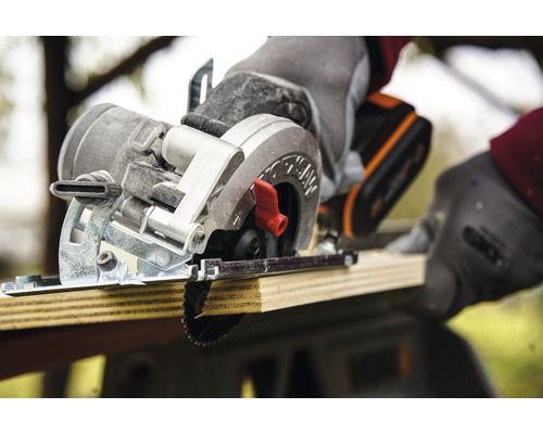 Scie circulaire à main sans fil coupant une planche de bois