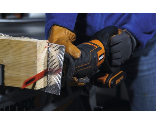 Une personne scie un morceau de bois avec un revêtement métallique à l''aide d''une scie oscillante. L''outil est de Worx.