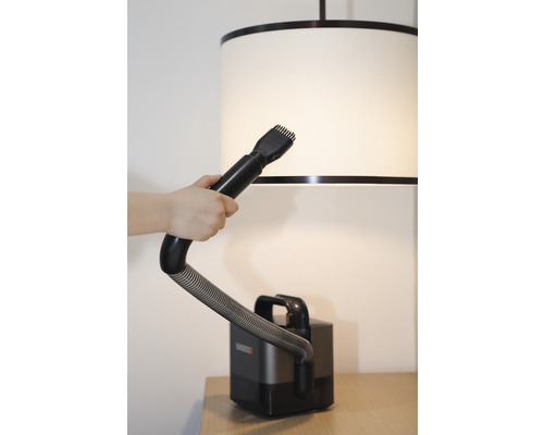 Aspirateur avec brosse utilisée sur un abat-jour