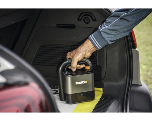 Aspirateur à main sans fil WORX dans le coffre d''une voiture
