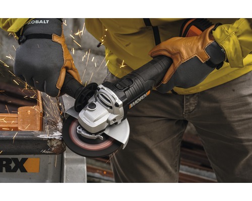 Une personne utilise une meuleuse d''angle de WORX pour meuler du métal.